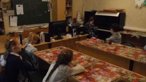 Девочка играет на пианино