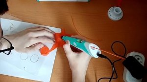 Рисую 3д ручкой гитару.