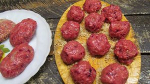 Вермишелевый суп со свекольными фрикадельками