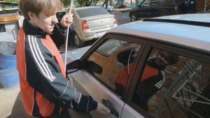 Как открыть ВАЗ-21099 без ключа. (Захлопнул ключи в машине)
