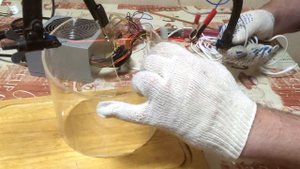 Режем нихромом Х20Н80 0,5 мм - Трубу из оргстекла.