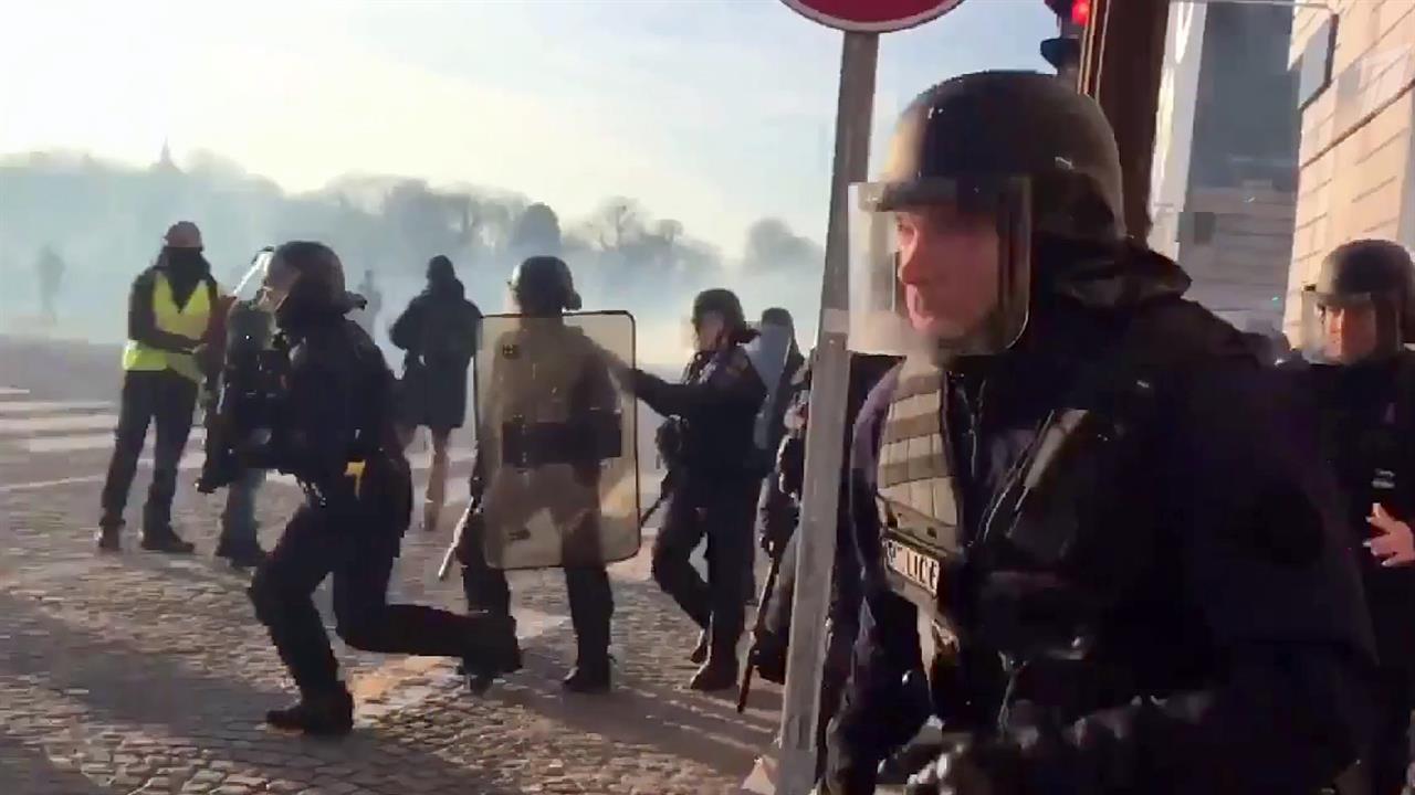 В Париже акция "желтых жилетов" и профсоюзов переросла в столкновения с полицией