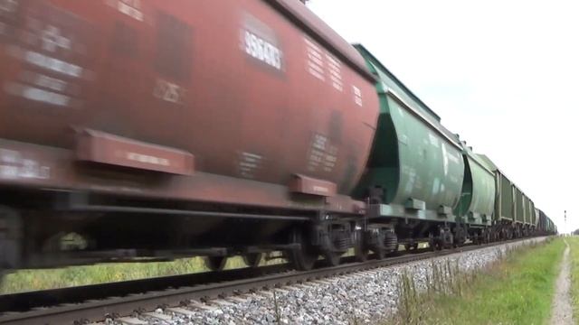 Беларусский 2ТЭ10МК-3355 с грузовым близ станции Науене || 2TE10MK-3355 near from Naujene station смотреть онлайн