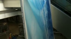 Монтаж баннера на потолок в ТЦ Трамплин