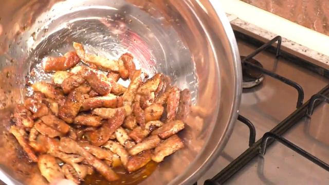 ТЁПЛЫЙ САЛАТ на НОВЫЙ 2024 ГОД !Мясо, шпинат, стрючковая фасоль !УХОДИТ со стола СРАЗУ !