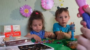 Тима и Маша получили много сладостей Unpacking candy from Duty Free a lot of sweets