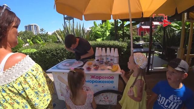 Как делают Жареное мороженое. Тайское мороженое на улице у моря в Сочи. Thai ice-cream.