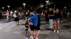 ЛАМБАДА!?ЕЛЕНА ТАНЦУЕТ??/ ТАНЦЫ В САДУ ШЕВЧЕНКО ХАРЬКОВ АВГУСТ 2020