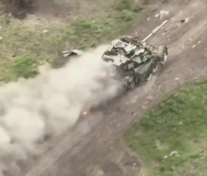 Т-90М ловит вражеские FPV-шки. 
Держит удар лучше "Абрамса" и "Леопарда".