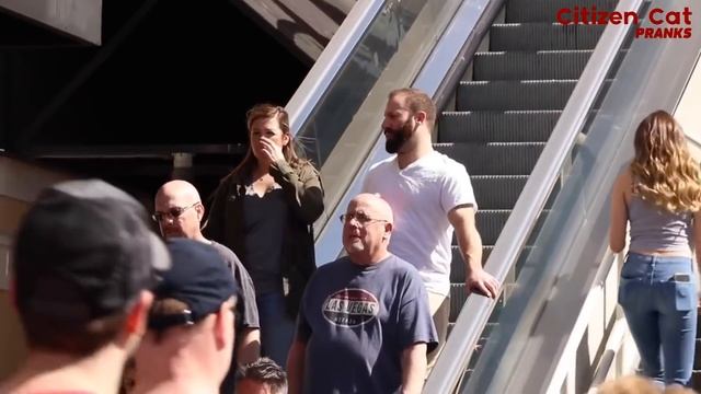 ДЕВУШКА ТРОГАЕТ ЛЮДЕЙ НА ЭСКАЛАТОРЕ / Реакция смотреть онлайн