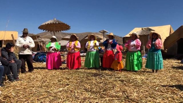 Острова Урос (Пуно) на озере Титикака в Перу Uros Islands (Puno) on Lake Titicaca in Peru. смотреть онлайн