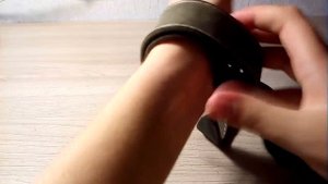 Наручники из ремня.