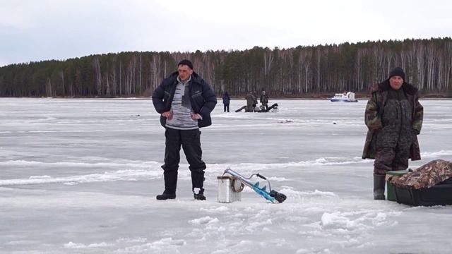 МЧС спасает дрейфующих на льдине рыбаков. смотреть онлайн
