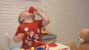 Малыш Саша играет в ресторан