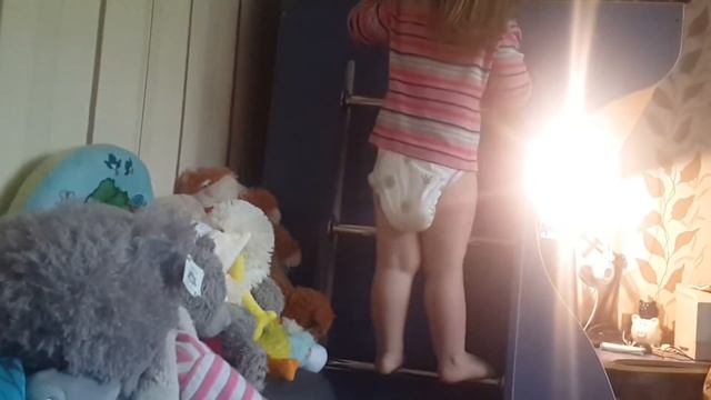 Каролина сама залазит на второй ярус кровати!!! смотреть онлайн