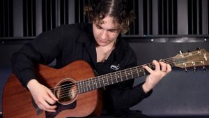 Taylor GTe Mahogany Demo & Preview - Cosmo Music