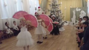 Танцевальный номер «Снежинки» (номер с веером)