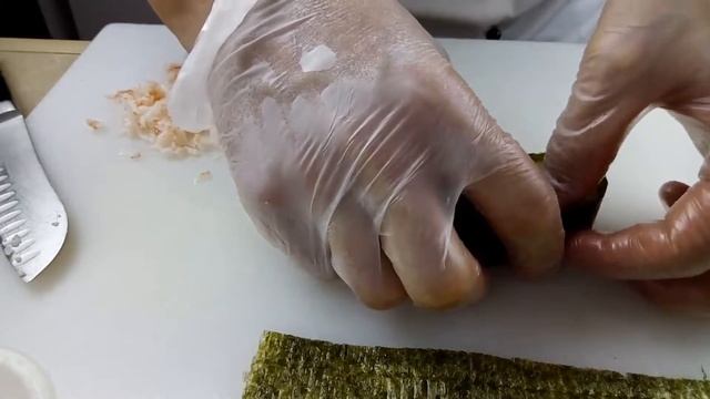 Как готовят Роллы Спайси эби в ресторане Островок Суши