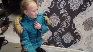 Ругает старшую сестру