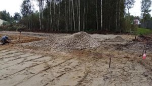 Заезд и парковка на дачном участке. КаМаз не сядет ))) Бой, щебень, трактор, лопата.