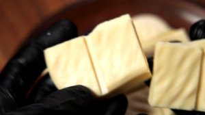 Белый шоколад это не шоколад? Белый шоколад на овсяном молоке: из чего его делают и почему он белый