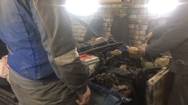 Установка двигателя, коробки и навесного! Пробуем заводить! Проект «Погорелец» часть 4 смотреть онлайн