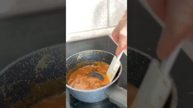 Рецепт идеального медовика с брусникой и солёной карамелью ❤️ подробный рецепт в инст  @esbf.club