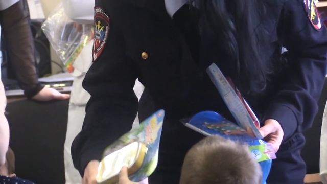 Стражи порядка привезли детям подарки смотреть онлайн