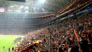 болельщики турецкого клуба галатасарай кричат Иншааллах Galatasaray taraftarları İnşaallah'ı bağırd