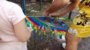 Злата с папой впервые запускают воздушного змея! Получилась крутая игра на свежем воздухе!