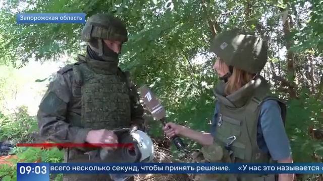 Российские бойцы изучают сбитые украинские беспилотники