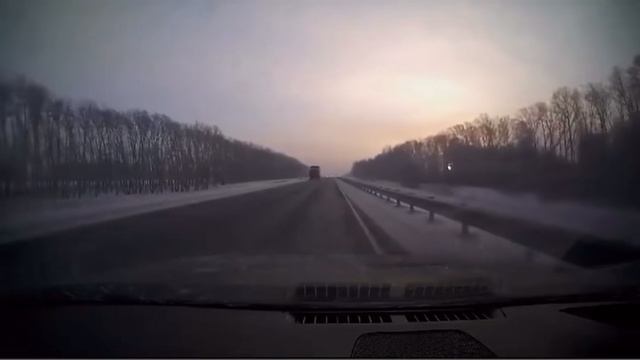 Водитель проскочил между двух грузовиков #дтп #видеорегистратор #везения