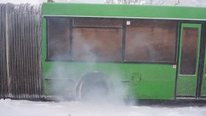 Автобус буксует из последних сил в непогоду)
