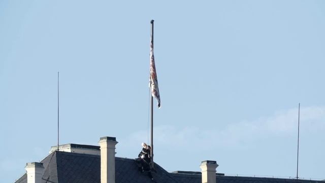 Огромные трусы развесили вместо флага над резиденцией президента Чехии смотреть онлайн