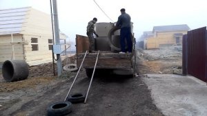 Разгрузка колодезных колец по-русски