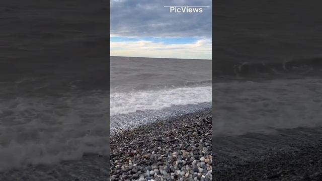 Как выглядит пляж Крылья Балтики в Сочи. Обстановка на пляже море и погода сегодня 16 ноября 2023