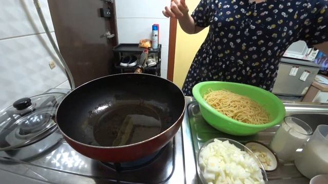 Готовим спагетти с беконом и грибами в сметанном соусе