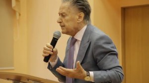 Андрей Дементьев читает стихотворение _Баллада о матери_ в ТвГУ