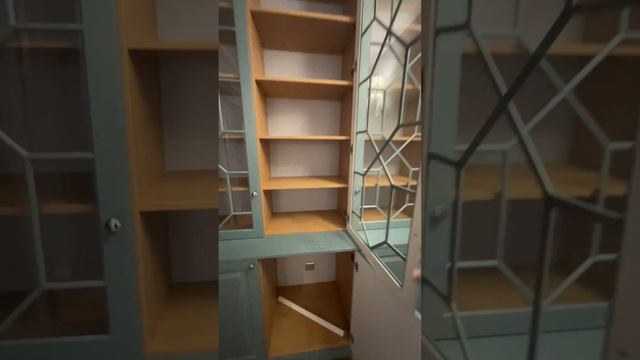Шкаф-сервант в стиле неоклассика