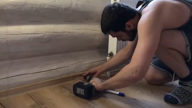 Установка напольного плинтуса и порогов в бревенчатом доме