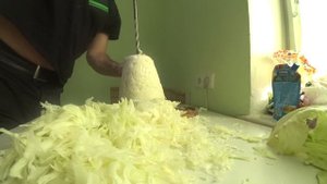 САМЫЙ БЫСТРЫЙ СПОСОБ НАРЕЗАТЬ КАПУСТУ С ПОМОЩЬЮ ПРОСТЫХ ПРИСПОСОБЛЕНИЙ.