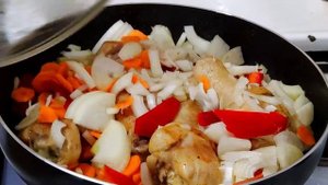 спагетти с куриным мясом и овощами в сковороде ! как приготовить вкусный ужин или обед быстро .