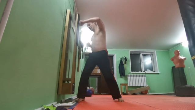 Каратэ - До. Отрабатываю удары Шото Учи и Каге Цуки на Макиваре.