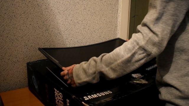 Распаковка и обзор игрового монитора Samsung C27FG73FQI смотреть онлайн