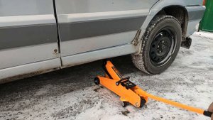 Работа подкатного гидравлического домкрата Вихрь ДМК-2К