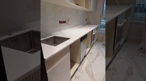 Рифлëные фасады на кухне. RAL 9001. Мойка под столешницу.