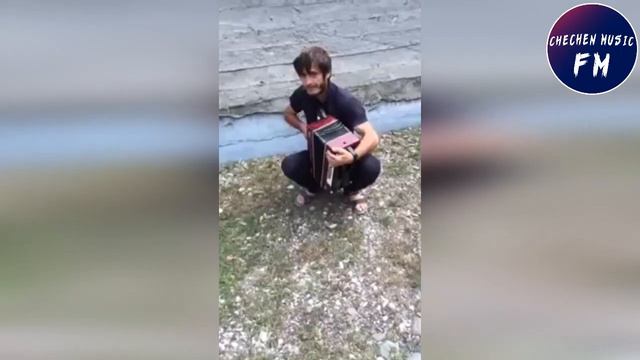 ЧЕЧЕНЕЦ ИГРАЕТ НА АККОРДЕОНЕ И ПОЕТ ОЧЕНЬ КРАСИВО смотреть онлайн