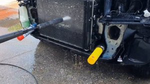 Чистка радиаторов Freelander 2. Ополаскивание... Наконец-то пошла чистая вода...