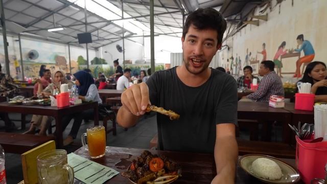 Fireworks in SOLO'S STREET FOOD Kitchens!! Crazy Indonesian Food in Surakarta! смотреть онлайн