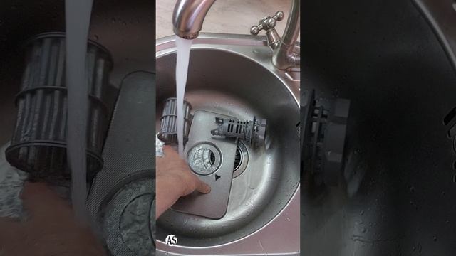 Как самостоятельно почистить фильтр посудомоечной машины